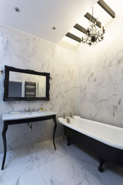 Haliford Manor family bathroom